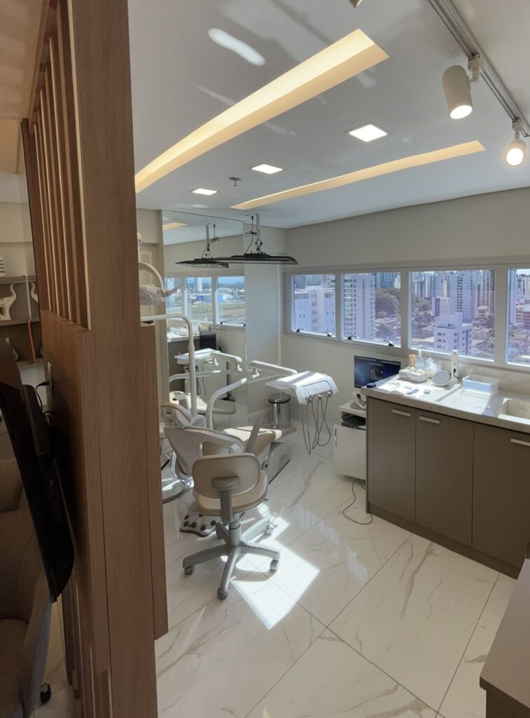 Consultório Odontológica de Realização de Tratamentos com Implantes Dentários e Prótese Protocolo na Clínica Odontológica em SJC. Herrera Prime