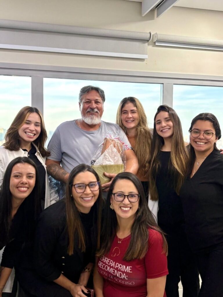 Paciente Carlos celebra com a equipe da Herrera Prime após realizar tratamento de prótese protocolo em São José dos Campos.